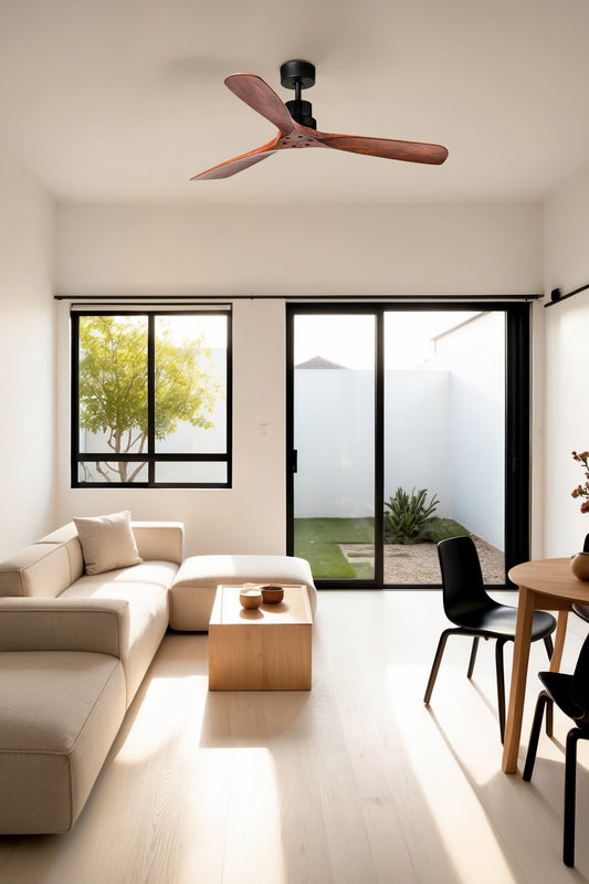 Ventilador de techo Lantau L negro mate y nogal de FARO (modelo 33516DCWT) en ambiente de hogar moderno, con motor DC, ventilación smart Tuya y sin luz integrada.