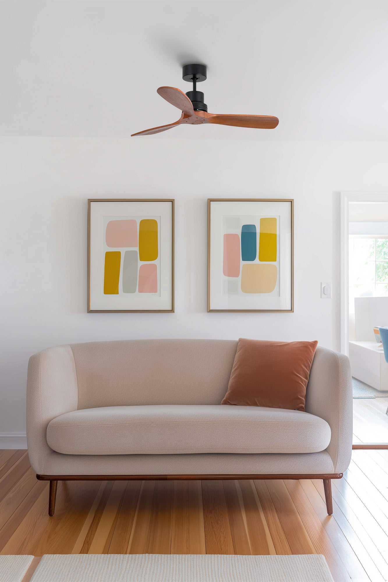 Ventilador de techo MINI LANTAU S negro mate con aspas de nogal en ambiente moderno de salón contemporáneo, modelo FARO 33517DC con motor DC eficiente, mando a distancia y compatible con techos inclinados, diseño sin luz para ventilación de bajo consumo.