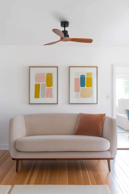 Ventilador de techo MINI LANTAU S negro mate con aspas de nogal en ambiente moderno de salón contemporáneo, modelo FARO 33517DC con motor DC eficiente, mando a distancia y compatible con techos inclinados, diseño sin luz para ventilación de bajo consumo.