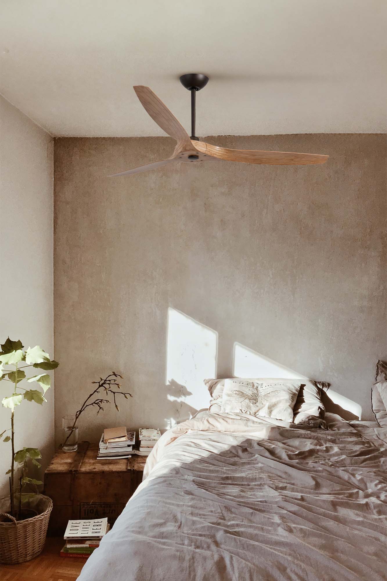 Ventilador de techo MOREA L en marrón claro de FARO modelo 33519 en ambiente de habitación grande con techos inclinados, motor DC eficiente, mando a distancia y función inversa para ventilación óptima en invierno y verano