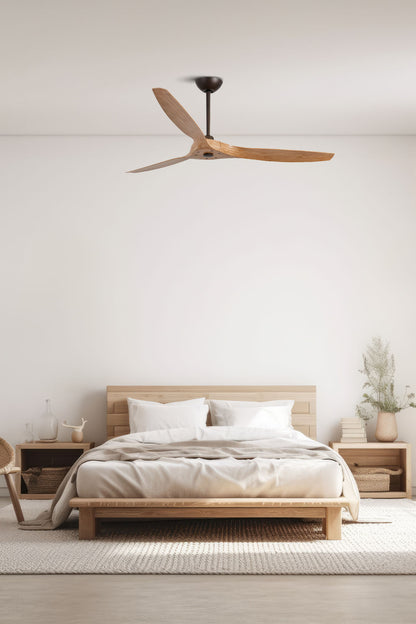 Ventilador de techo Morea L marrón claro WIZ de FARO (modelo 33519WW) en ambiente hogareño, sin luz, motor DC, 6 velocidades, función inversa, ideal para techos inclinados y ventilación eficiente.