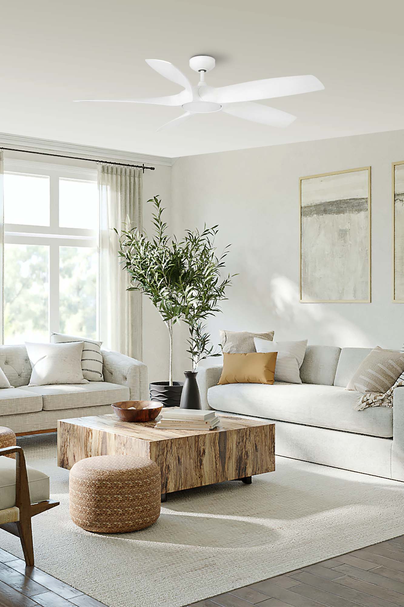 Ventilador de techo COCOS L LED blanco mate WIZ FARO 33548WW en ambiente hogareño, con luz LED integrada, mando a distancia, motor DC, 6 velocidades y función de inversión de aires para ventilación eficiente