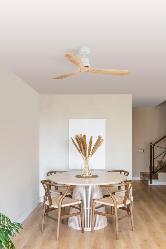 Ventilador de techo LANTAU L en blanco y pino natural, modelo 33561DC de FARO, en ambiente acogedor de sala de estar con ventilación eficiente sin luz integrada, motor DC silencioso y mando a distancia con modo inverso para verano e invierno.