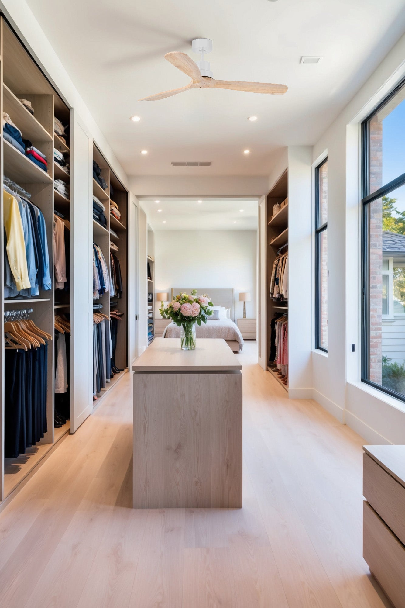 Ventilador de techo Lantau L blanco pino TUYA smart, modelo 33561DCWT de FARO colección 3337, motor DC silencioso para ventilación en hogar inteligente, imagen ambiente instalada.