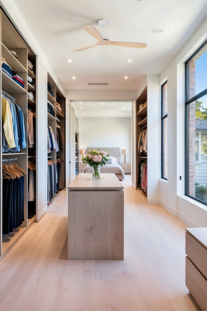 Imagen ambiente de ventilador de techo Lantau L en blanco y pino de FARO modelo 33561DCWW, con motor DC sin luz, mando a distancia y función inversa para ventilación eficiente en el hogar.