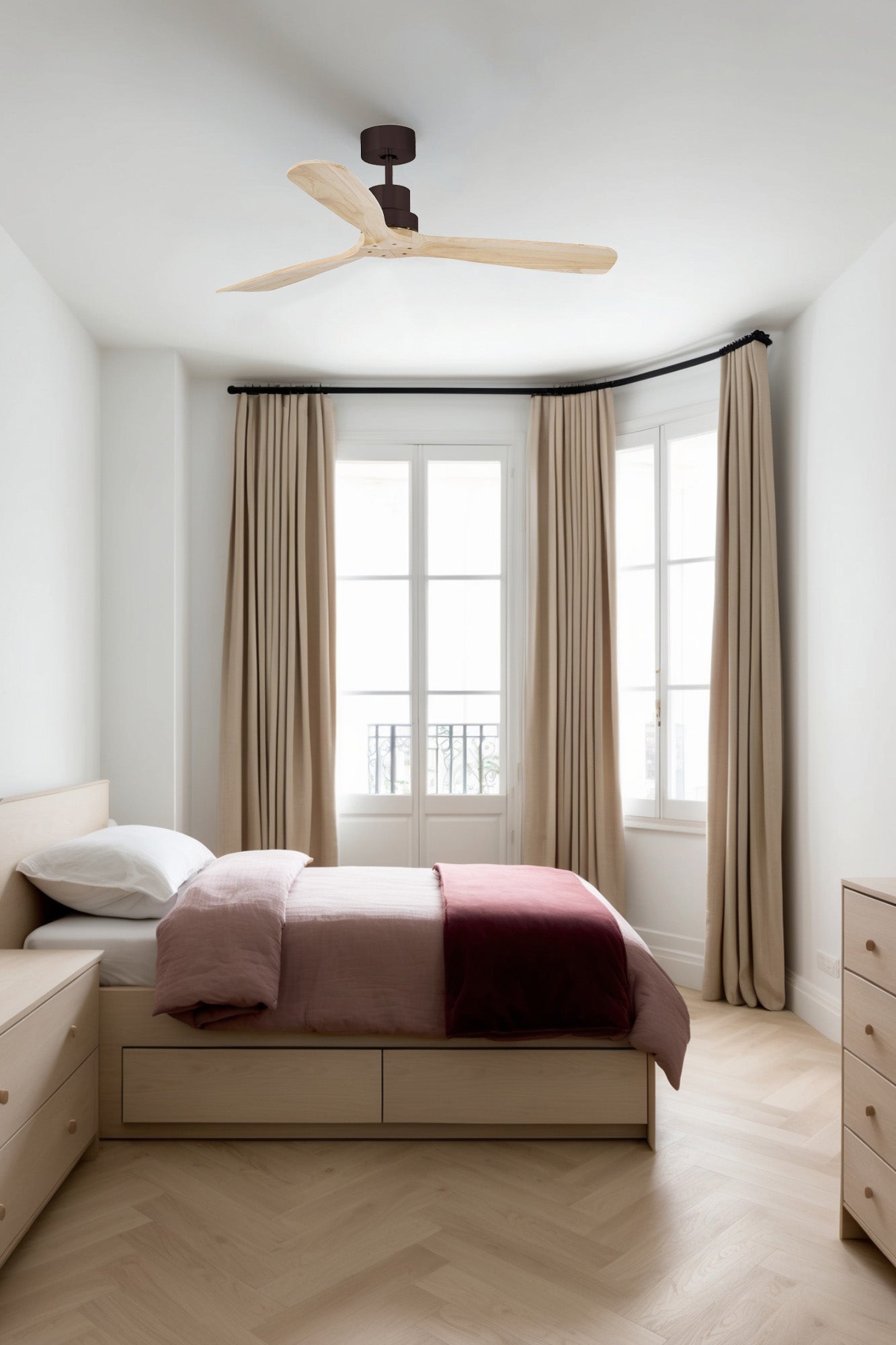 Ventilador de techo Lantau L en marrón y pino de la colección 3337 de Faro modelo 33562DC, con motor DC, mando a distancia y compatible con techos inclinados, en ambiente de sala luminosa sin luz integrada para ventilación eficiente.