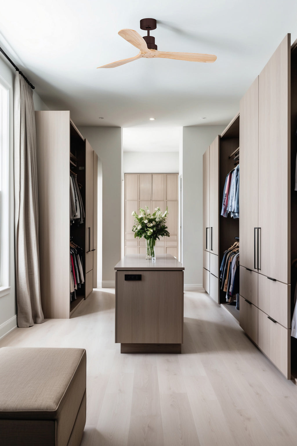 Ventilador de techo Lantau L marrón y pino con tecnología Smart TUYA de Faro, modelo 33562DCWT, en diseño moderno de hogar inteligente con motor DC para ventilación eficiente, imagen ambiente en interior contemporáneo.