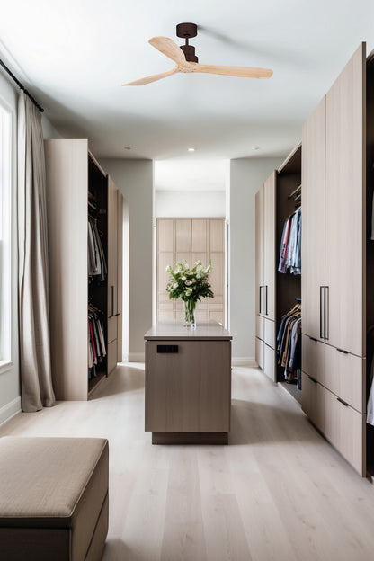 Ventilador de techo Lantau L marrón y pino con tecnología Smart TUYA de Faro, modelo 33562DCWT, en diseño moderno de hogar inteligente con motor DC para ventilación eficiente, imagen ambiente en interior contemporáneo.