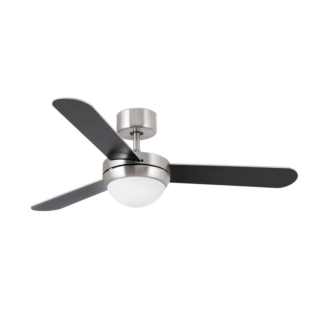 Ventilador de techo Feroe S en níquel mate de Faro modelo 33601-110 con luz LED integrada, mando a distancia, ideal para techos inclinados, fabricado en acero y plywood para ventilación eficiente en el hogar.