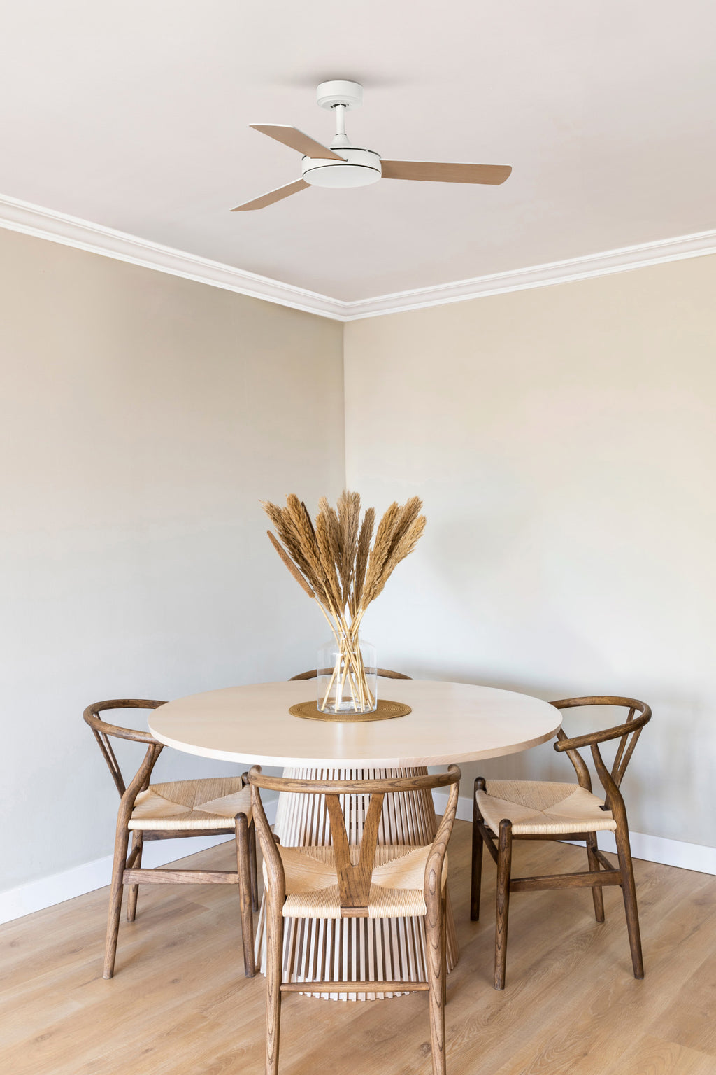 Ventilador de techo MINI MALLORCA S Blanco/Arce FARO 33603DCWW en ambiente, blanco mate sin luz, motor DC bajo consumo, palas reversibles para techos inclinados con mando a distancia