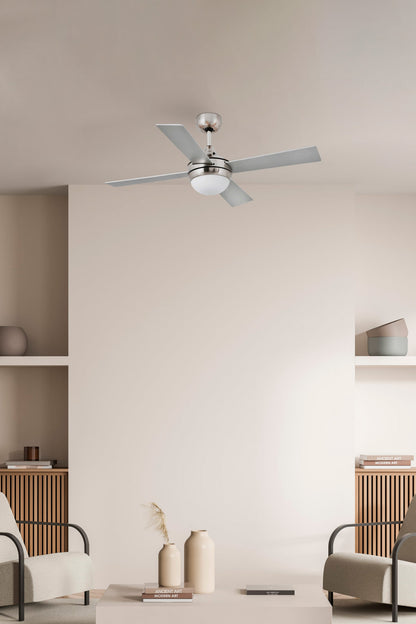 Ventilador de techo MINI ICARIA S en níquel mate y arce de FARO (modelo 33699-110), con luz integrada y mando a distancia, ideal para ventilación en estancias pequeñas, en ambiente acogedor de sala moderna.