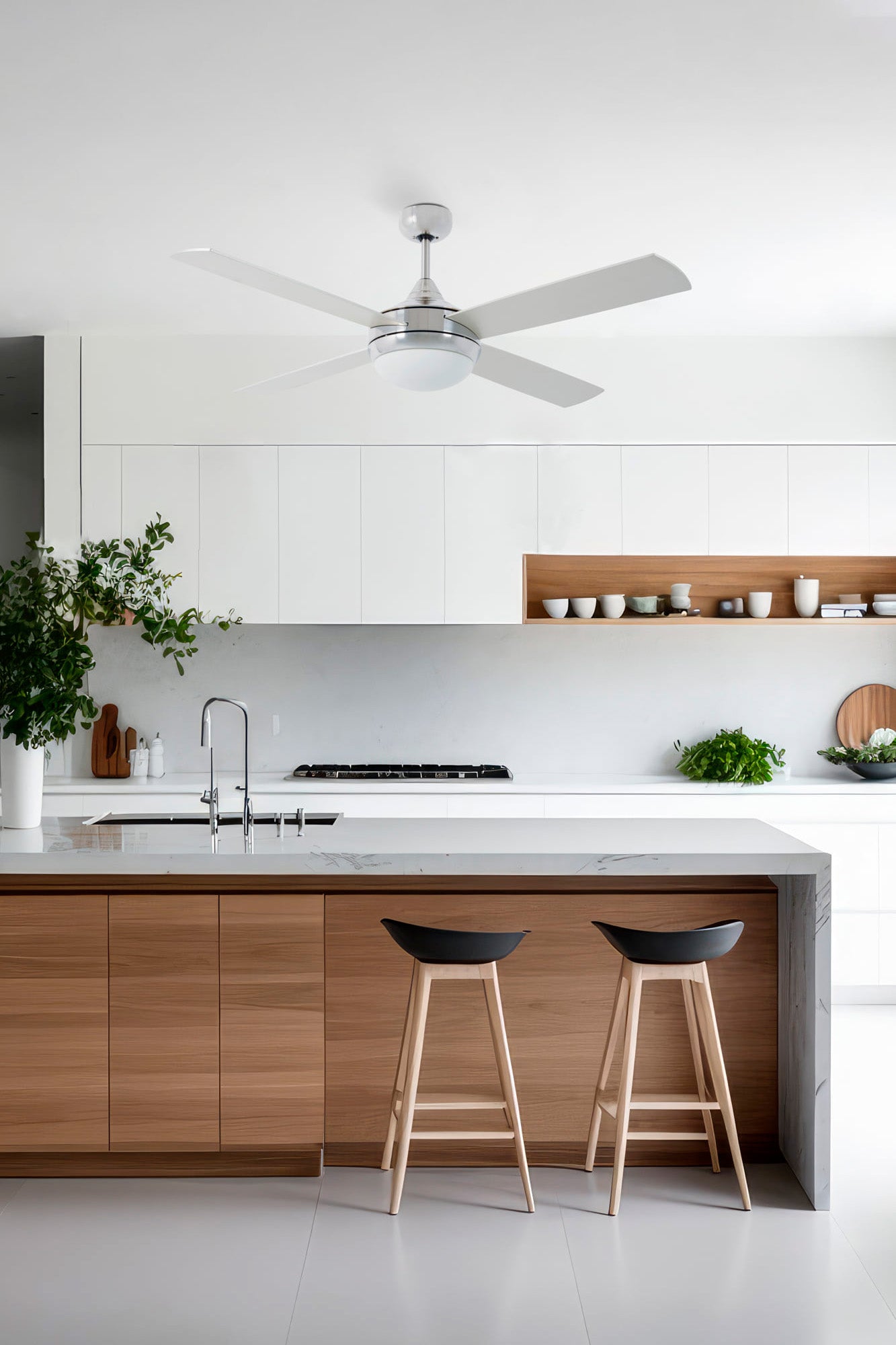 Ventilador de techo ICARIA L con luz integrada en acabado aluminio y arce de la colección 3300 de FARO (modelo 33701-110), en ambiente de habitación con techos inclinados, ventilación eficiente, aspas de plywood y mando a distancia incluido.