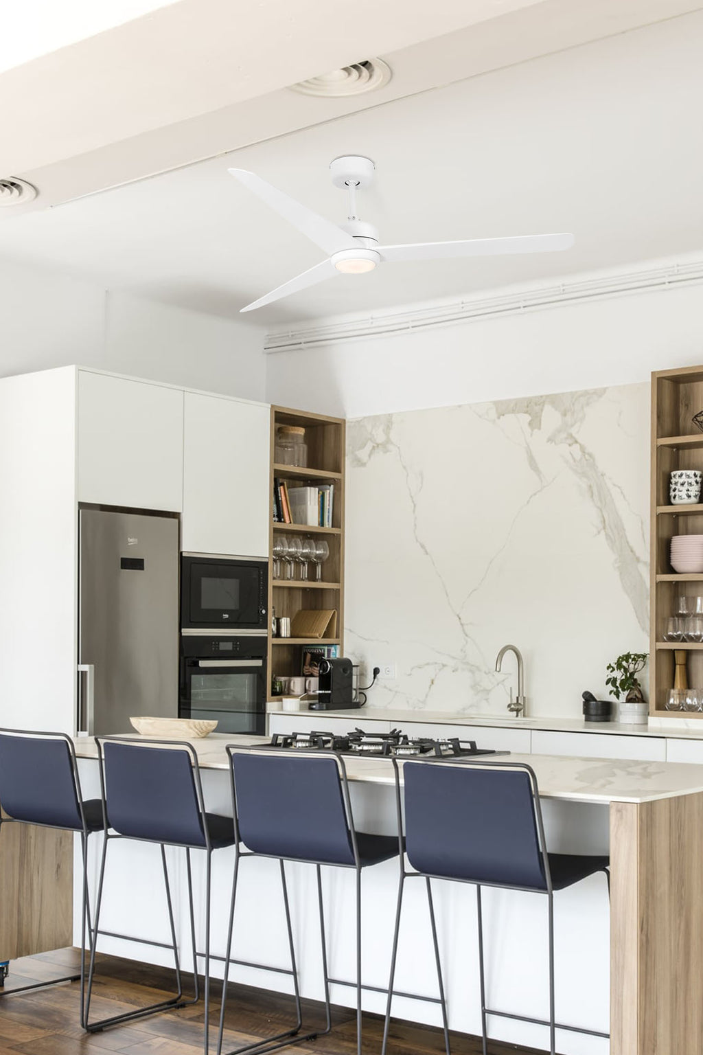 Ventilador de techo NUU L blanco mate con luz LED FARO 33722WW en ambiente interior, motor DC de 6 velocidades para ventilación óptima en techos inclinados