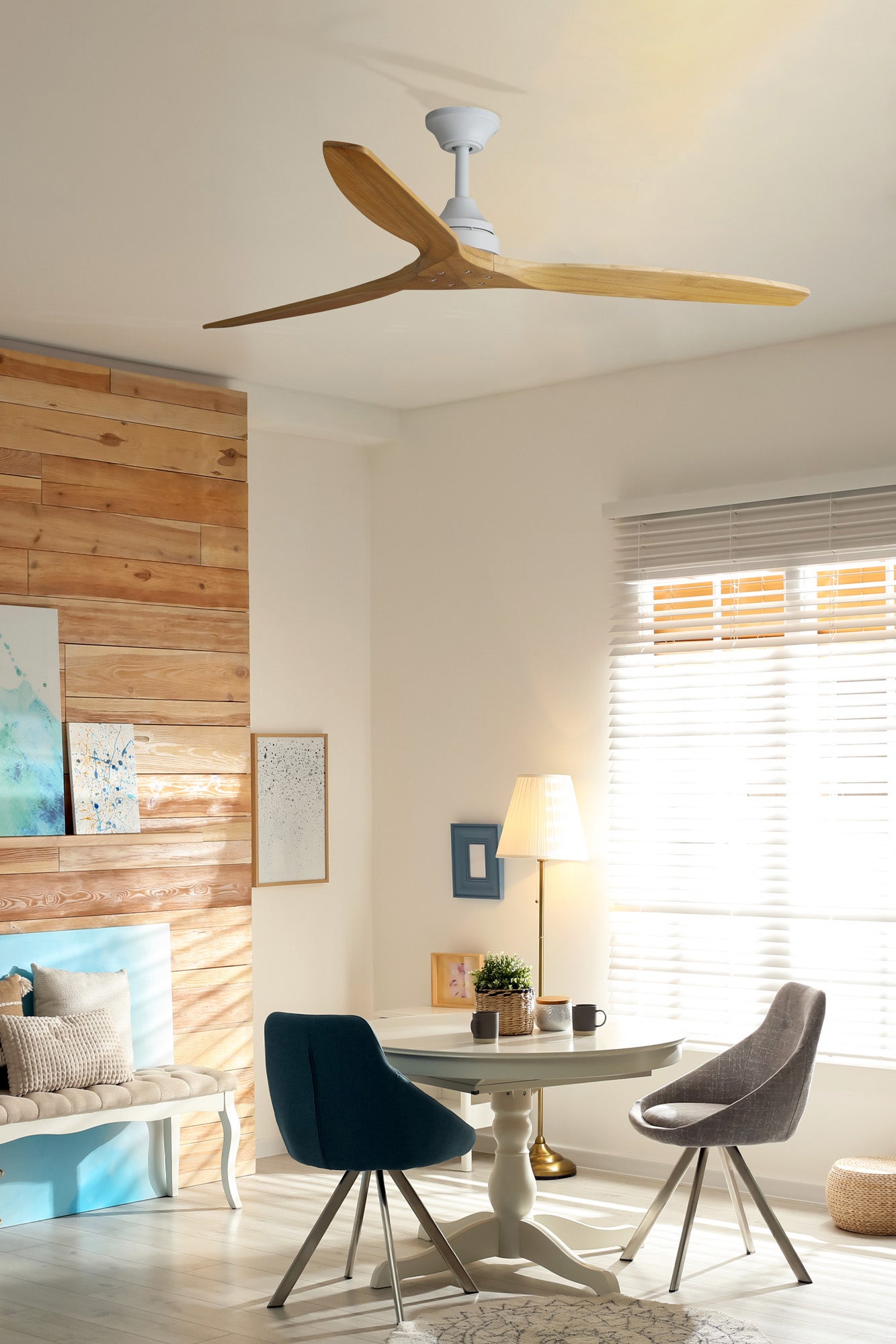 Ventilador de techo ALO L en blanco y pino FSC de FARO modelo 33728DC, imagen ambiente en sala luminosa con motor DC eficiente, mando a distancia incluido y compatibilidad para techos inclinados, ventilación óptima con aspas de madera de arce.