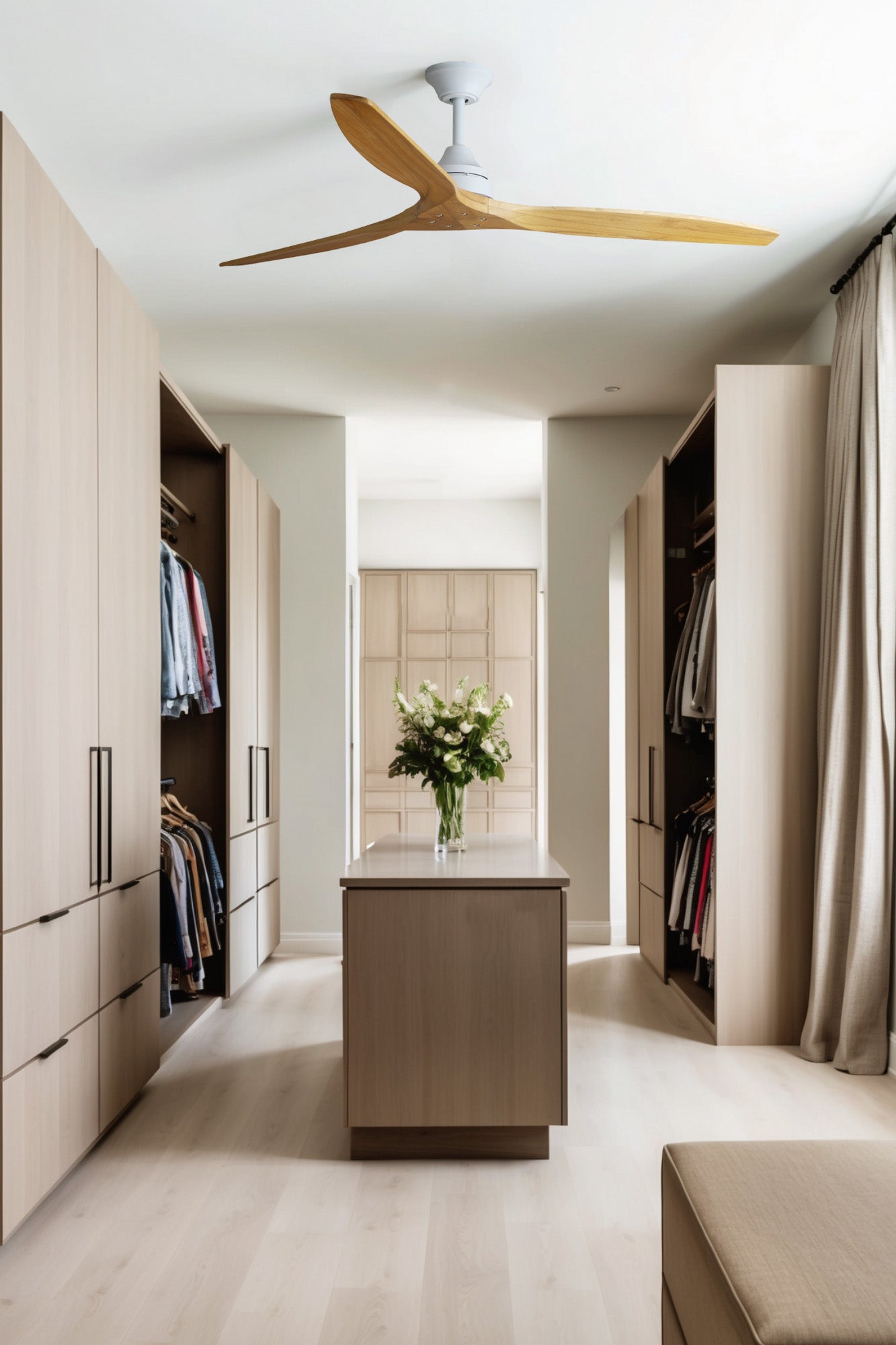 Ventilador de techo ALO L blanco y pino con tecnología TUYA smart de FARO modelo 33728DCWT en ambiente hogareño, motor DC eficiente, madera FSC para ventilación inteligente