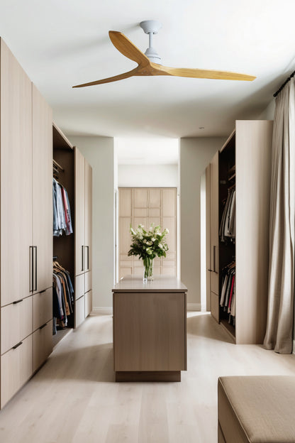 Ventilador de techo ALO L blanco y pino con tecnología TUYA smart de FARO modelo 33728DCWT en ambiente hogareño, motor DC eficiente, madera FSC para ventilación inteligente