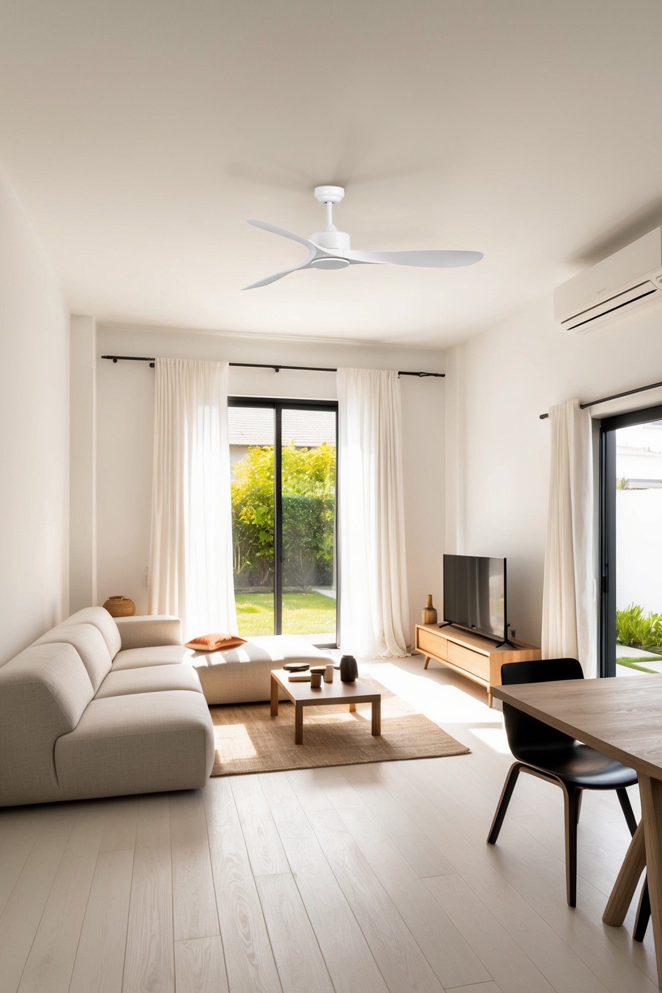 Ventilador de techo LUZON L blanco mate de FARO (modelo 33750DC) en imagen ambiente de sala luminosa, con aspas de acero ABS, motor DC silencioso, mando a distancia y luz integrada, ideal para ventilación en estancias medianas de la colección 3381