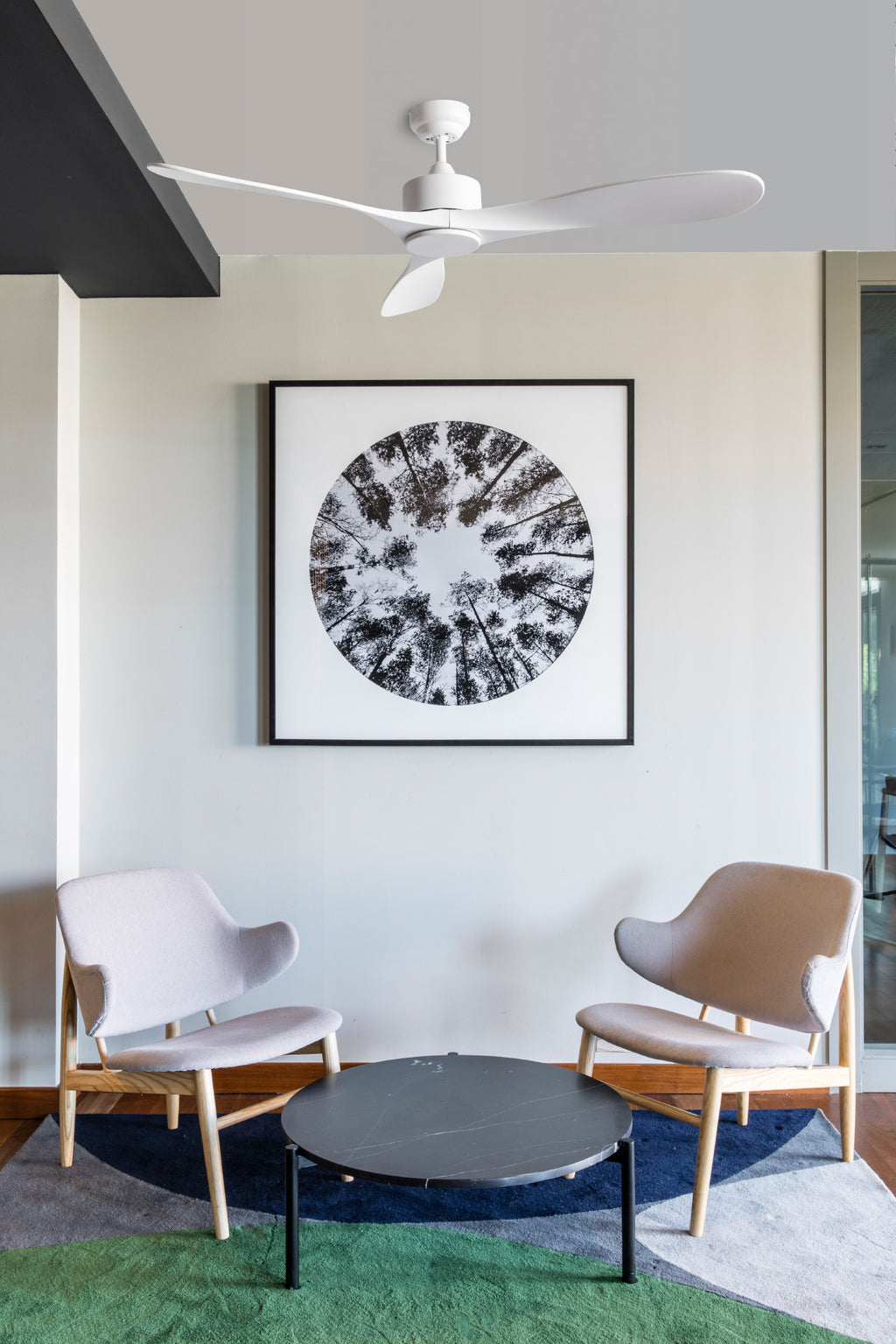 Ventilador de techo LUZON L Blanco WIZ FARO 33750DCWW en ambiente hogareño, motor DC silencioso con 6 velocidades y función inversa, ideal para techos inclinados y ventilación eficiente.