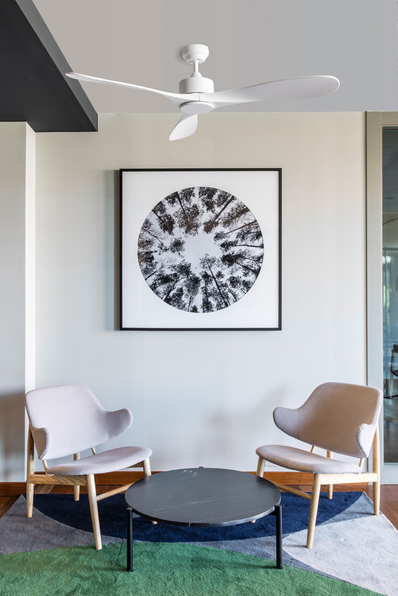 Ventilador de techo LUZON L Blanco WIZ FARO 33750DCWW en ambiente hogareño, motor DC silencioso con 6 velocidades y función inversa, ideal para techos inclinados y ventilación eficiente.