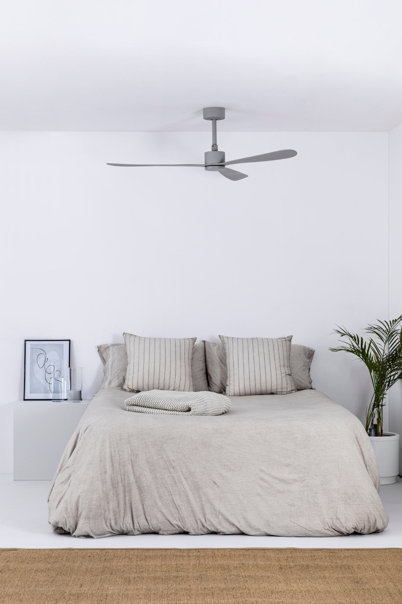 Ventilador de techo AMELIA L en gris WIZ de FARO modelo 33762WW instalado en ambiente hogareño moderno, con motor DC eficiente, mando a distancia, función inversa y sin luz integrada para ventilación óptima en bricolaje del hogar.