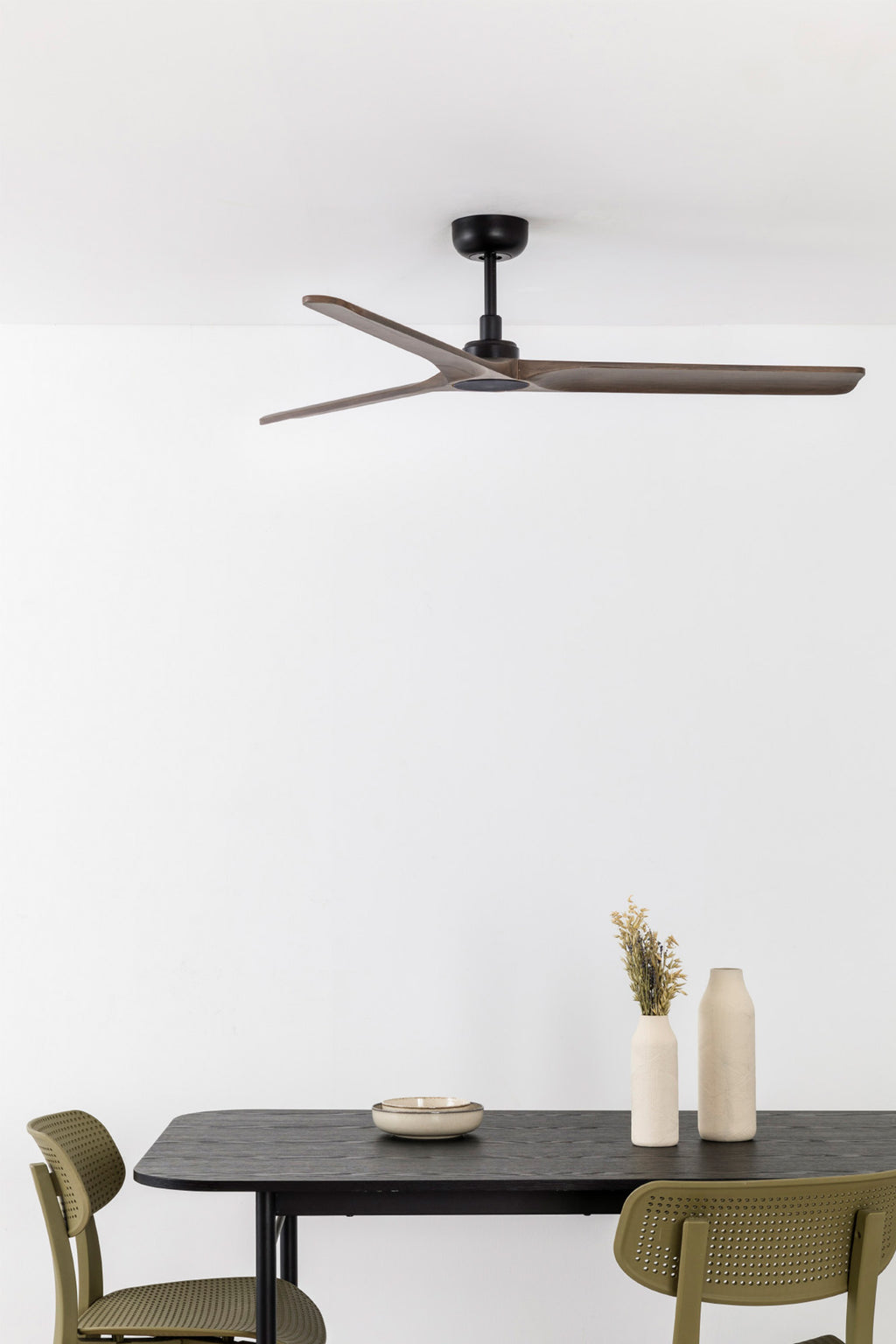 Ventilador de techo HEYWOOD L negro con madera oscura de FARO (modelo 33809) en ambiente hogareño luminoso, ideal para ventilación veraniega con motor DC eficiente, mando a distancia y compatibilidad con techos inclinados, diseño moderno sin luz para el hogar.