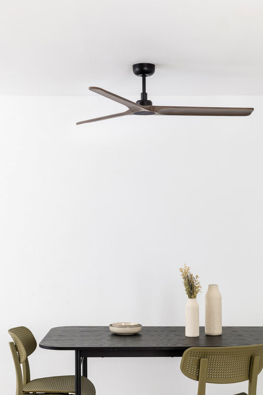 Ventilador de techo HEYWOOD L negro con madera oscura de FARO (modelo 33809) en ambiente hogareño luminoso, ideal para ventilación veraniega con motor DC eficiente, mando a distancia y compatibilidad con techos inclinados, diseño moderno sin luz para el hogar.