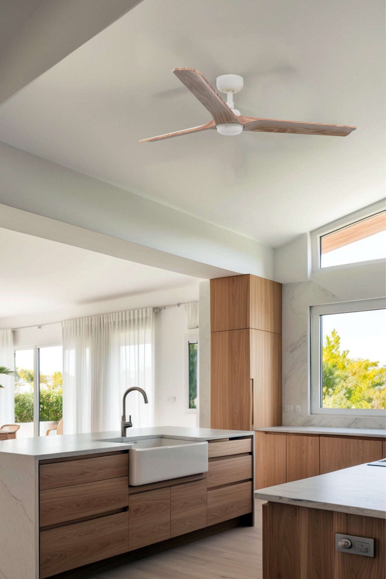 Ventilador de techo LED Heywood L blanco y pino de FARO (modelo 33810WT-1TW), colección 3809, con luz LED integrada, motor DC y control Smart Tuya, en ambiente hogareño ventilado con madera natural.