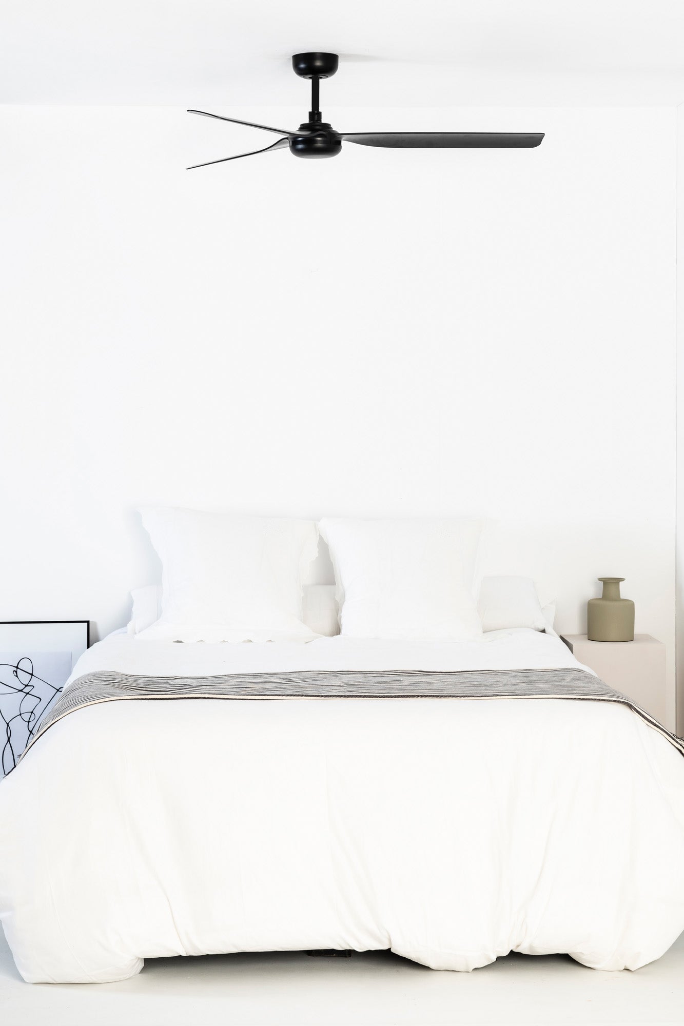 Ventilador de techo PUNT M negro mate modelo 33815 de FARO en ambiente hogareño luminoso, con aspas ABS reversibles para ventilación verano e invierno, control por mando a distancia y motor DC eficiente para confort todo el año.