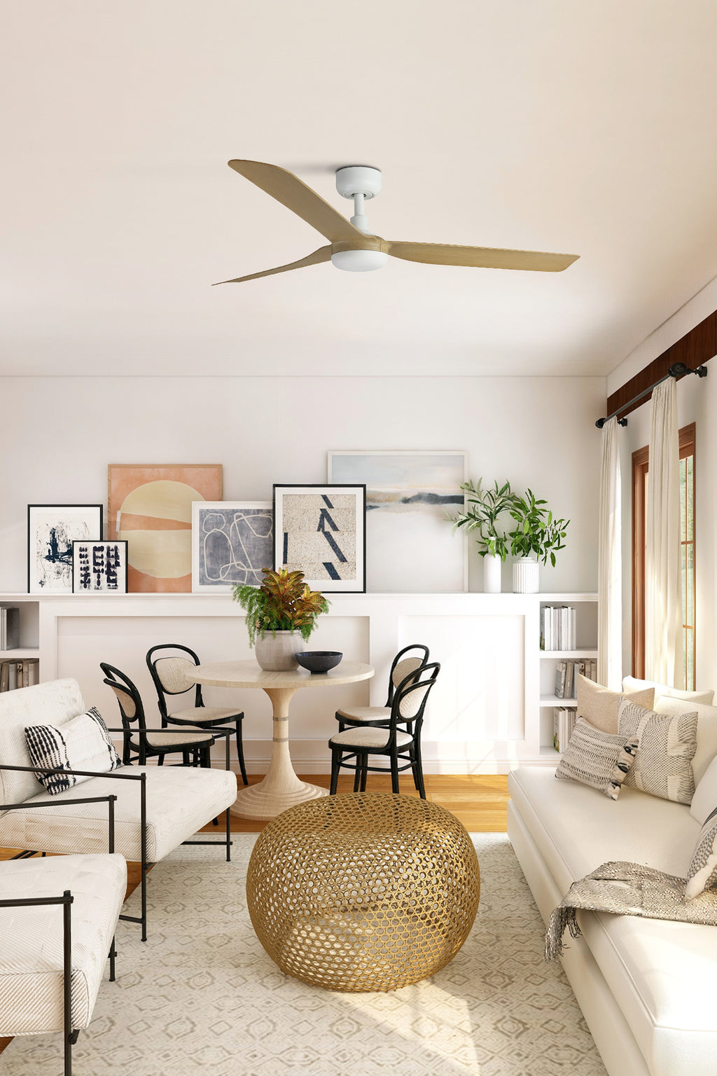 Ventilador de techo PUNT M en blanco y madera clara de FARO (modelo 33816) en ambiente acogedor de sala moderna, con motor DC eficiente, mando a distancia, función inversa y ventilación sin luz integrada.