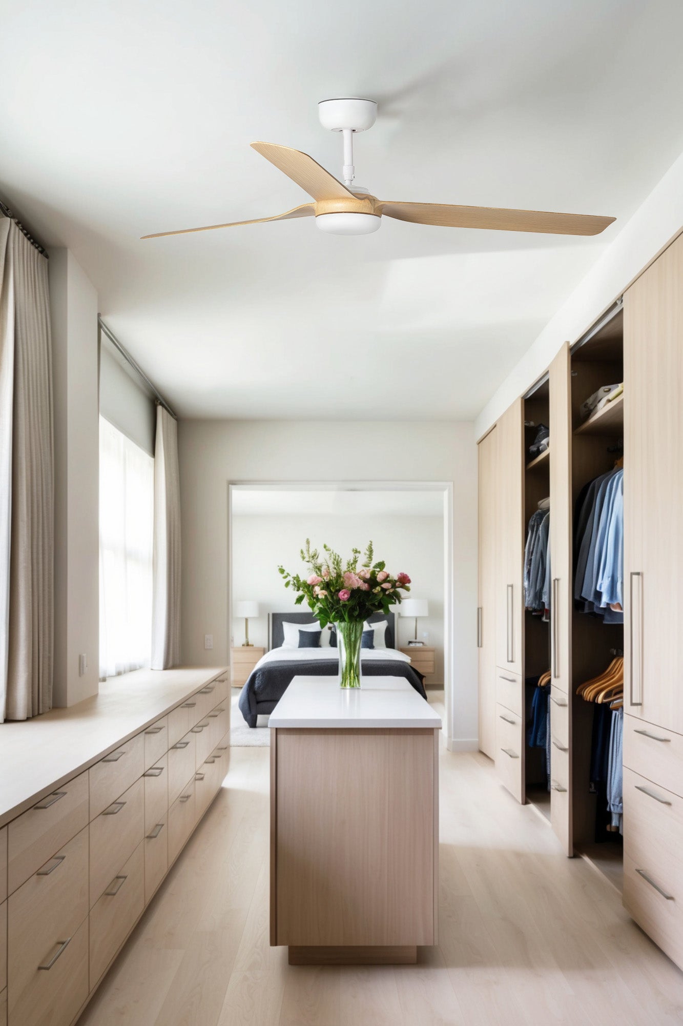 Ventilador de techo PUNT M blanco y arce TUYA de FARO modelo 33816WT en ambiente de hogar moderno, con ventilación eficiente, control remoto smart y diseño en ABS.