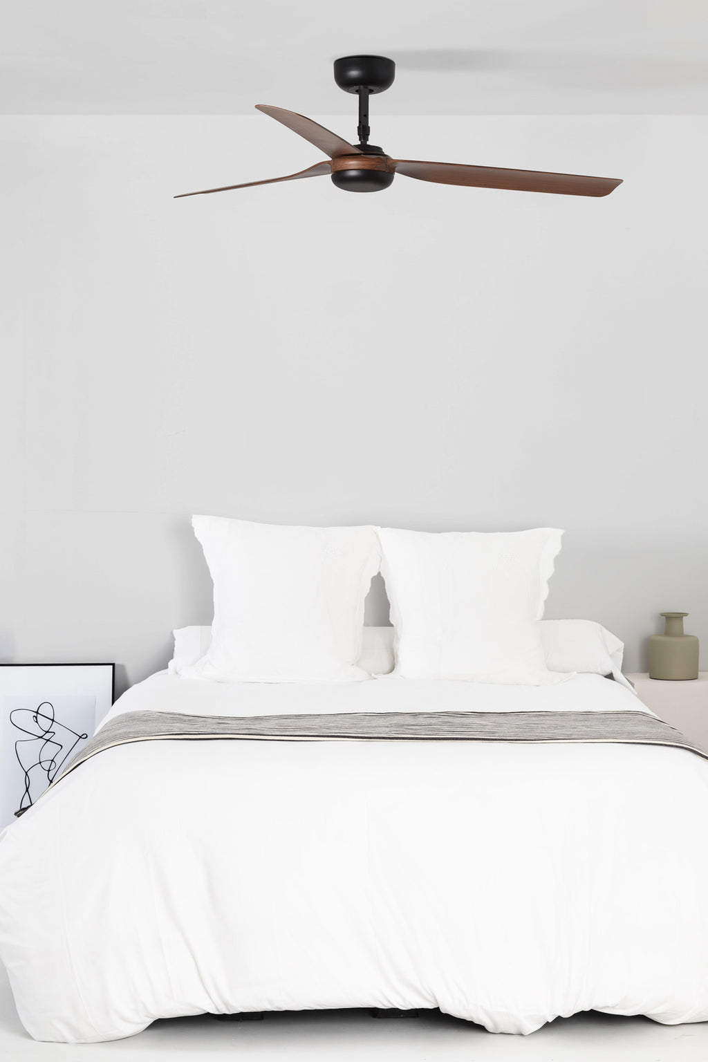 Ventilador de techo PUNT M en negro y nogal de FARO modelo 33817 en ambiente hogareño moderno, con motor DC eficiente, mando a distancia, función inversa para invierno y compatibilidad con techos inclinados, ideal para ventilación en hogares medianos sin luz integrada