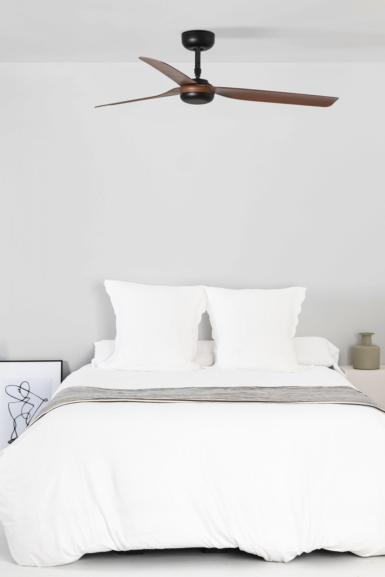 Ventilador de techo PUNT M en negro y nogal de FARO modelo 33817 en ambiente hogareño moderno, con motor DC eficiente, mando a distancia, función inversa para invierno y compatibilidad con techos inclinados, ideal para ventilación en hogares medianos sin luz integrada