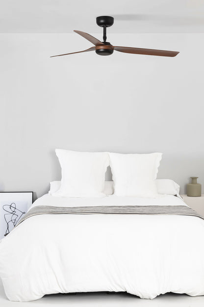 Ventilador de techo PUNT M en negro y nogal de FARO modelo 33817 en ambiente hogareño moderno, con motor DC eficiente, mando a distancia, función inversa para invierno y compatibilidad con techos inclinados, ideal para ventilación en hogares medianos sin luz integrada