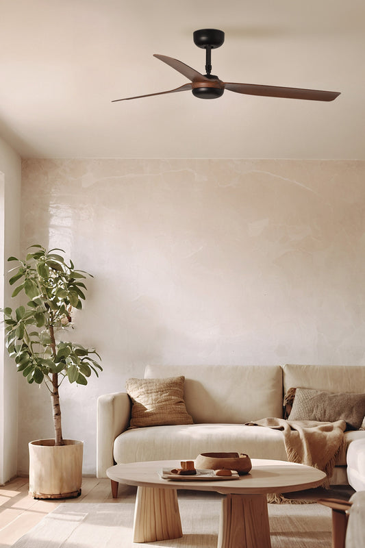 Ventilador de techo PUNT M en negro y nogal de FARO (modelo 33817WT) en ambiente moderno de hogar con motor DC y compatibilidad Smart Tuya, diseño minimalista para ventilación eficiente.