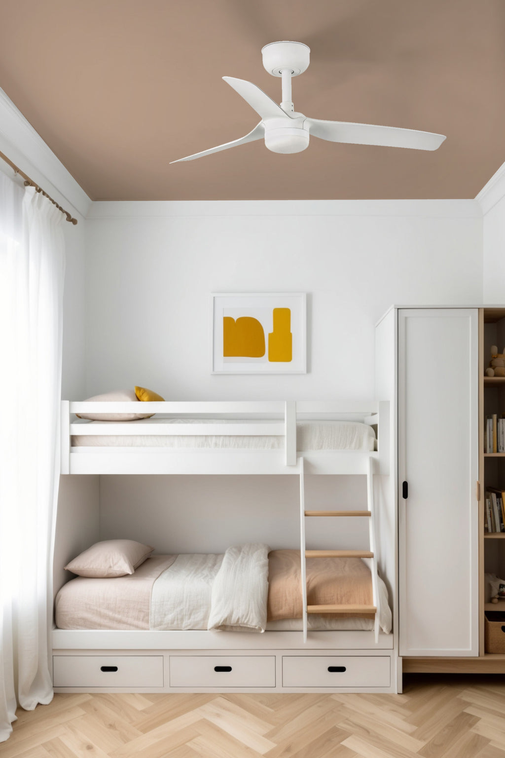 Ventilador de techo MINI PUNT S LED blanco Faro 33820WT-1TW en ambiente hogareño, con luz LED integrada, motor DC y compatible smart Tuya para ventilación inteligente.