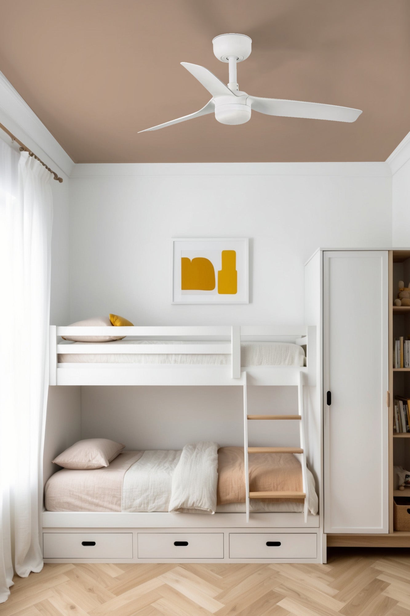 Ventilador de techo MINI PUNT S blanco mate con luz LED FARO 33820WW-1TW en ambiente de sala de estar, motor DC silencioso, 6 velocidades, ventilación eficiente para dormitorio.