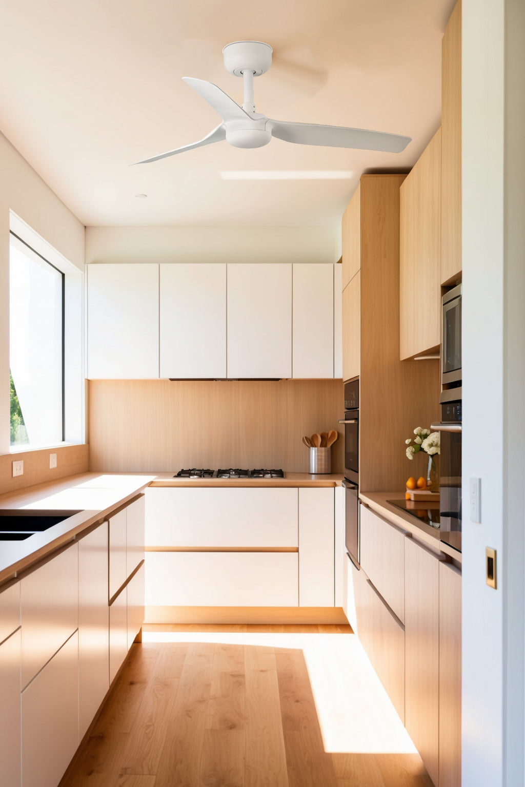 Ventilador de techo MINI PUNT S Blanco WIZ de FARO modelo 33820WW en ambiente hogareño luminoso, con motor DC silencioso para ventilación eficiente, mando a distancia e inverso, ideal para el hogar