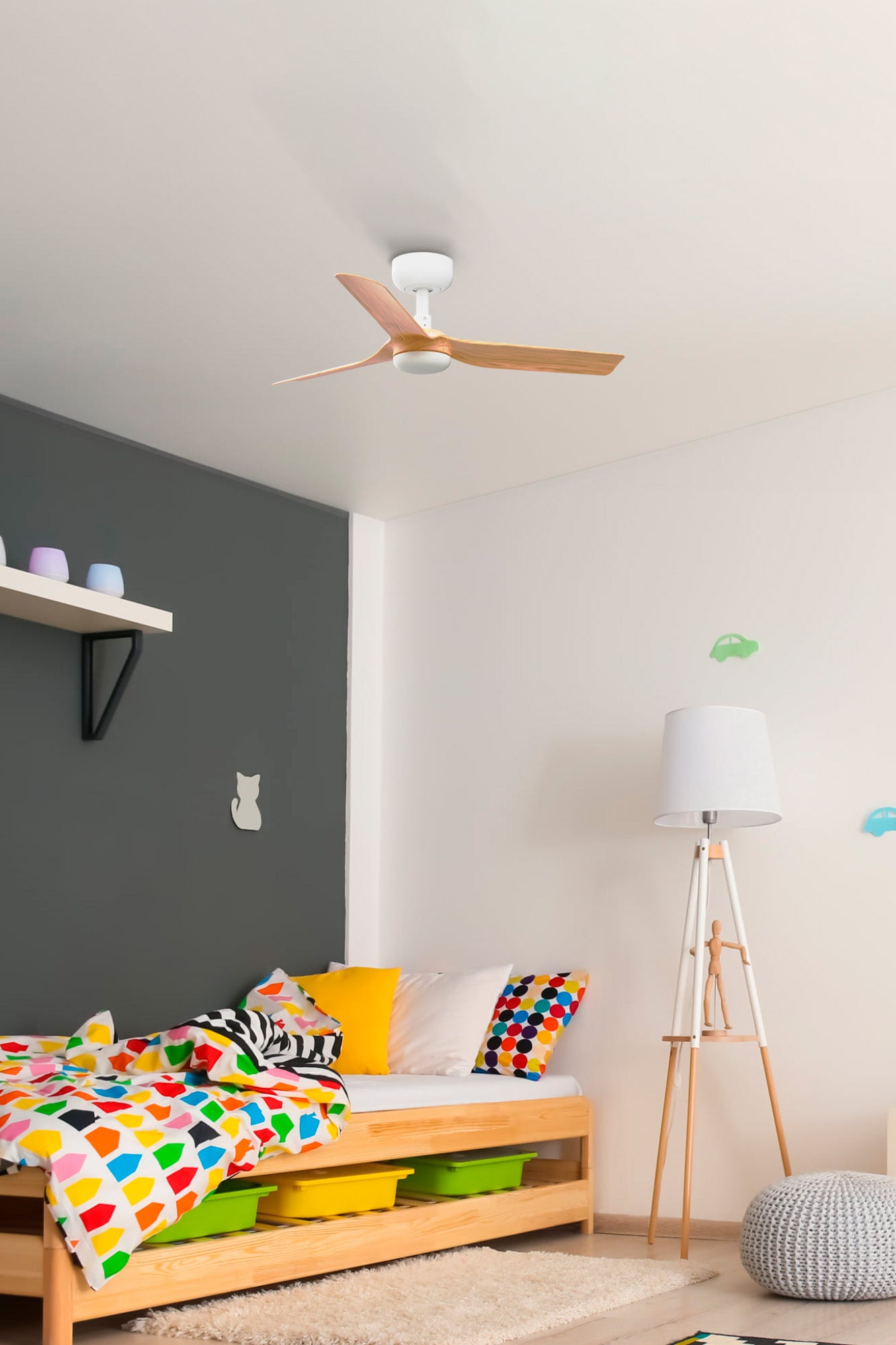 Ventilador de techo MINI PUNT S blanco con madera clara de FARO modelo 33821 en ambiente de dormitorio moderno, ventilación eficiente sin luz integrada, motor DC de bajo consumo para hogar acogedor