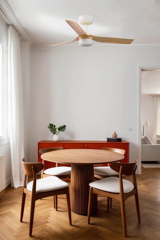 Ventilador de techo MINI PUNT S LED blanco/arca de FARO (33821WT-1TW) con luz LED 10W, motor DC y smart Tuya, en ambiente hogar inteligente ventilado.