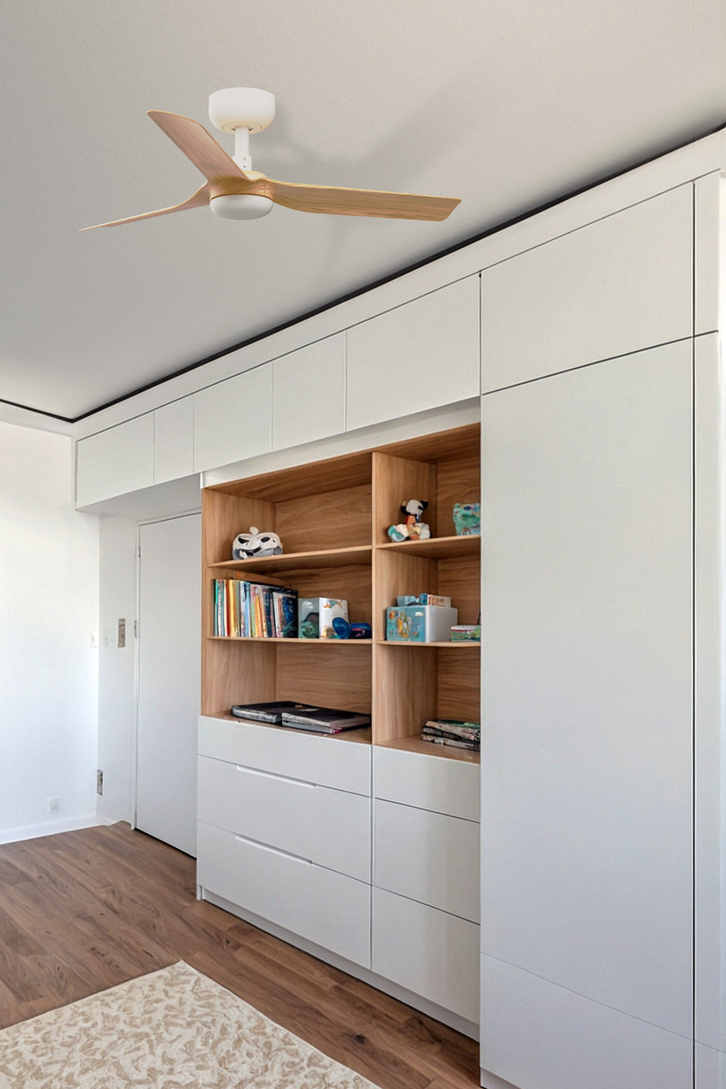 Ventilador de techo MINI PUNT S Blanco/Arce TUYA de FARO (33821WT) en ambiente de hogar moderno, sin luz, motor DC eficiente, ventilación smart con mando a distancia.