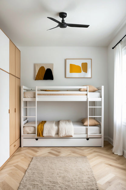 Ventilador de techo MINI PUNT S en negro mate de FARO (modelo 33822) en ambiente hogareño moderno, con aspas de ABS para ventilación eficiente en verano e invierno, motor DC silencioso y mando a distancia incluido.