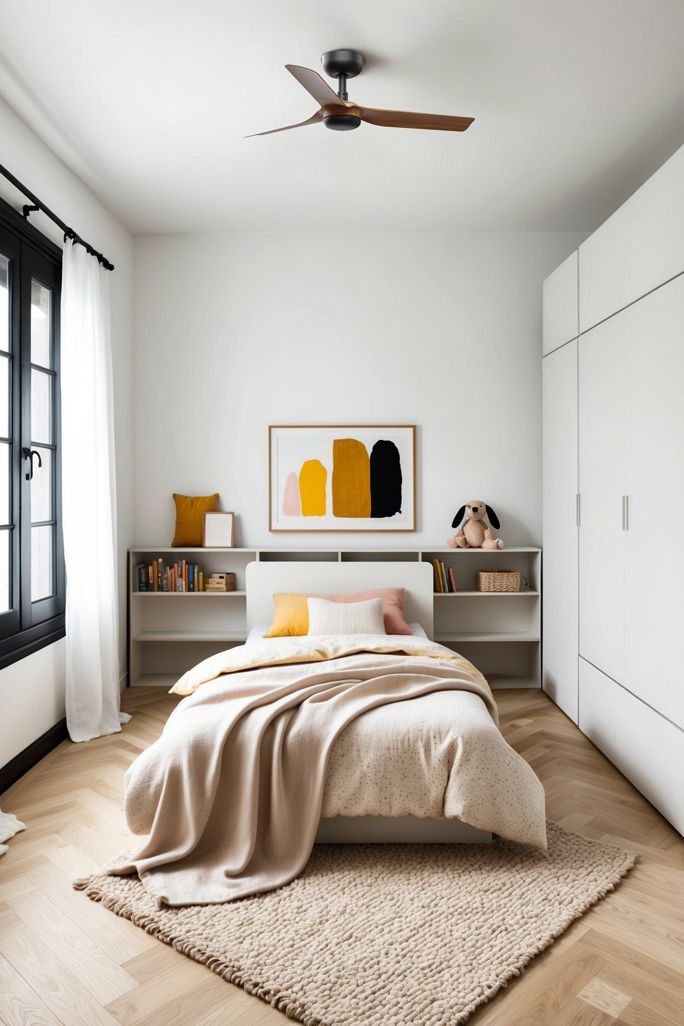 Ventilador de techo MINI PUNT S en negro y nogal de FARO modelo 33823 en ambiente de habitación pequeña, con motor DC de 6 velocidades, mando a distancia y compatible con techos inclinados, sin luz integrada para ventilación eficiente.