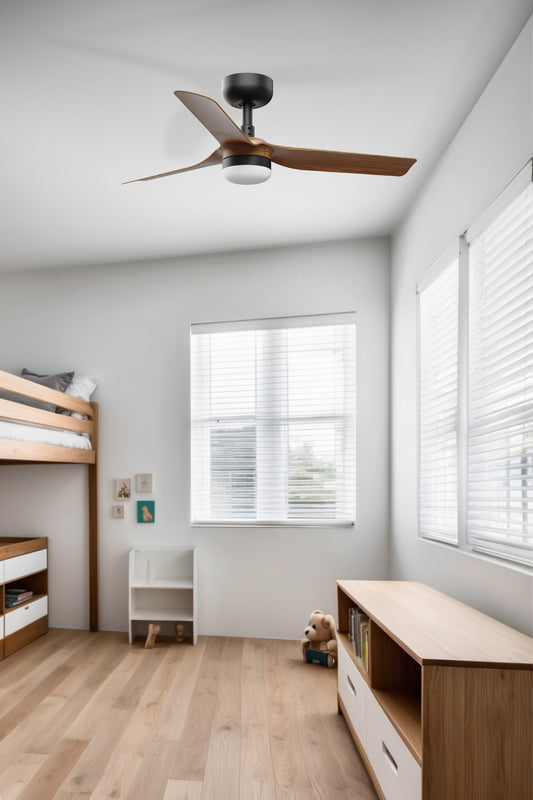 Ventilador de techo LED MINI PUNT S en negro y nogal de FARO modelo 33823WT-1TW, con luz integrada smart TUYA y control remoto, en ambiente de hogar moderno ventilado.