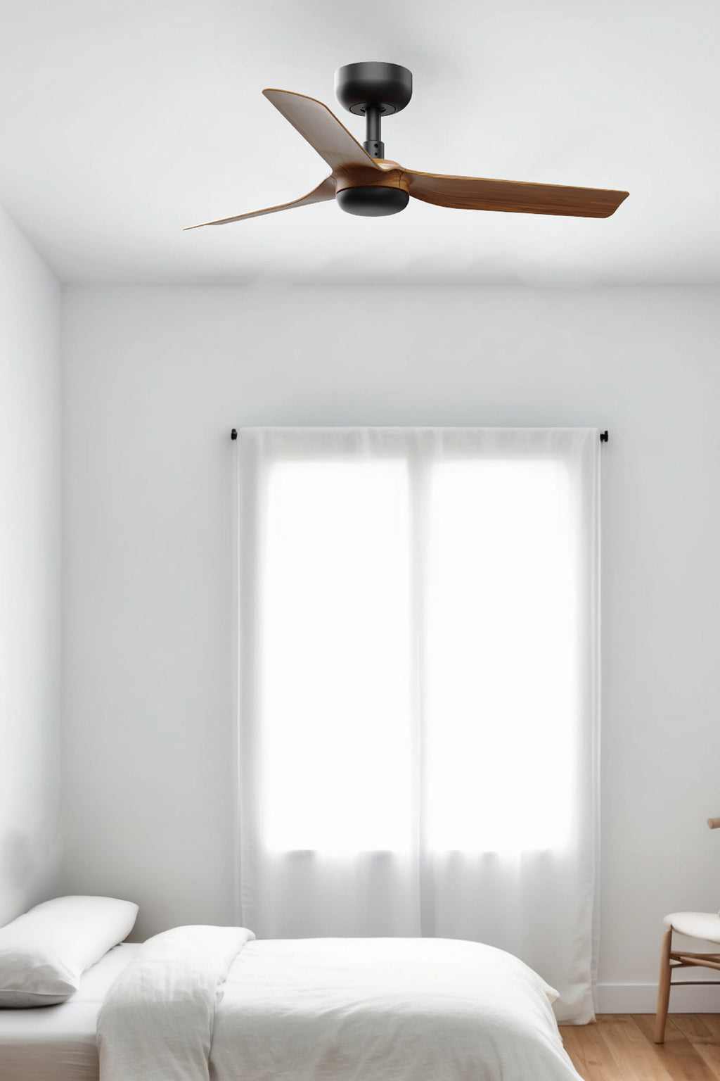 Ventilador de techo Mini Punt S negro y nogal FARO 33823WW, modelo sin luz con motor DC, mando a distancia y función inversa, en ambiente hogareño moderno para ventilación eficiente en hogar u oficina