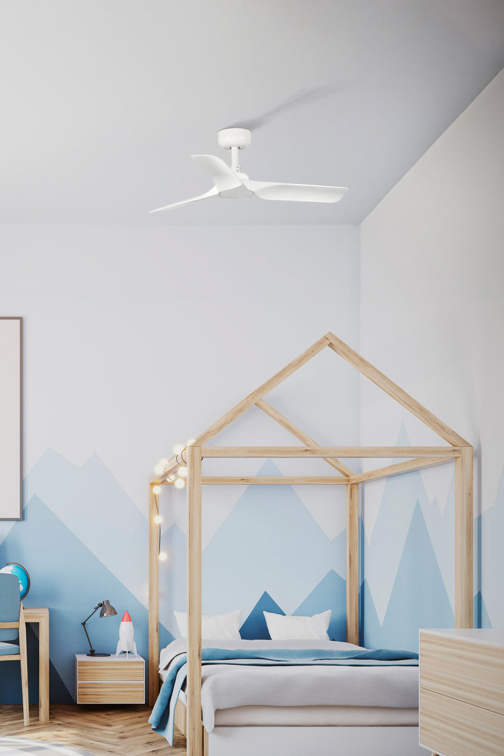 Ventilador de techo HEY S blanco modelo 33824 de FARO en ambiente hogareño luminoso, con motor DC silencioso, mando a distancia y función inversa para ventilación eficiente en el hogar.