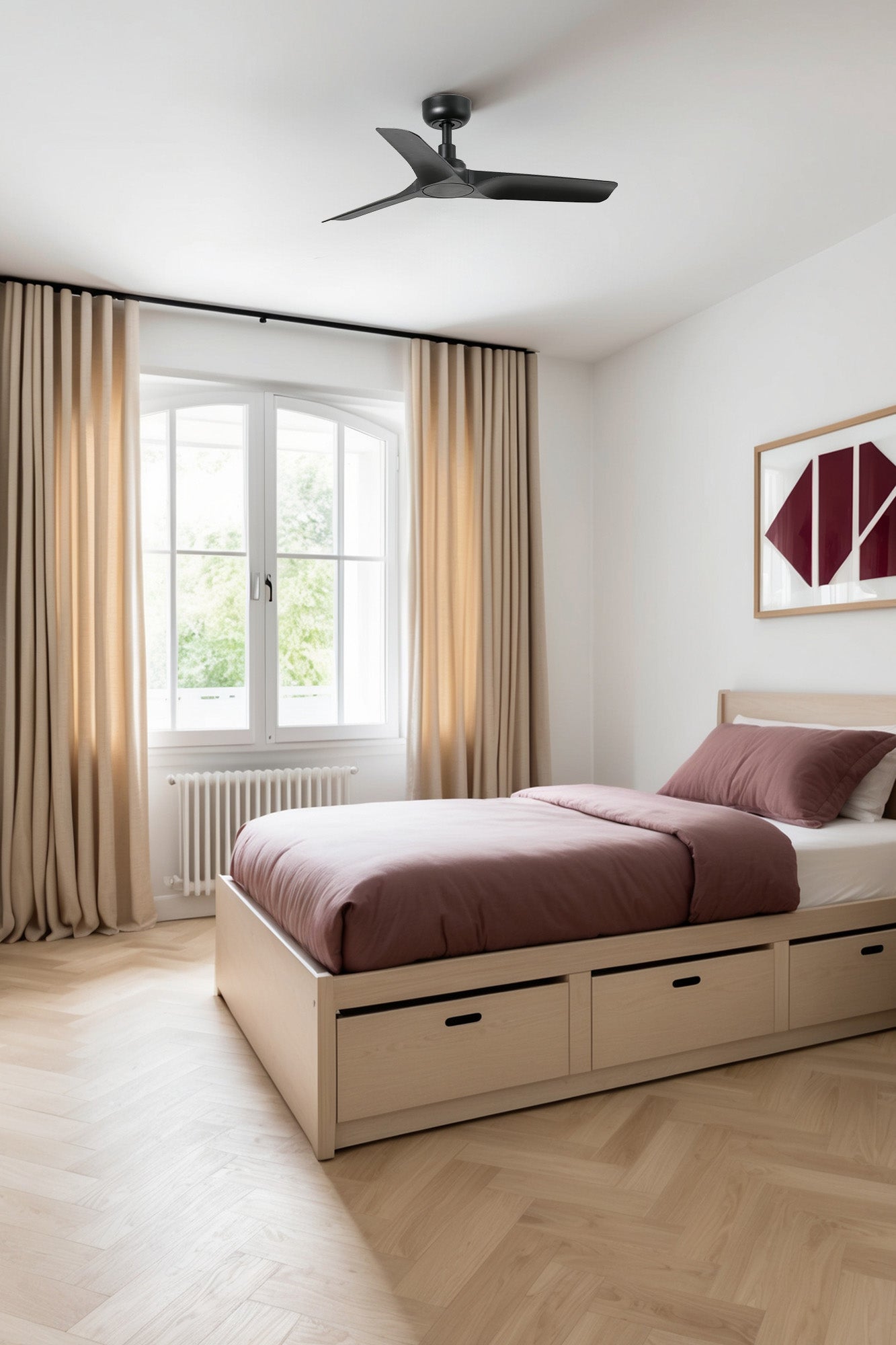 Ventilador de techo HEY S en negro mate de FARO modelo 33825 instalado en ambiente acogedor de habitación pequeña, con motor DC eficiente, mando a distancia, función inversa y ventilación óptima sin luz integrada.