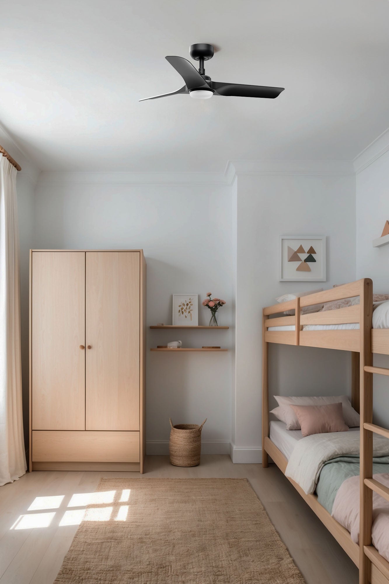 Ventilador de techo HEY S LED negro TUYA FARO 33825WT-1TW en ambiente hogareño inteligente, con luz LED integrada, motor DC silencioso y ventilación eficiente para confort moderno.