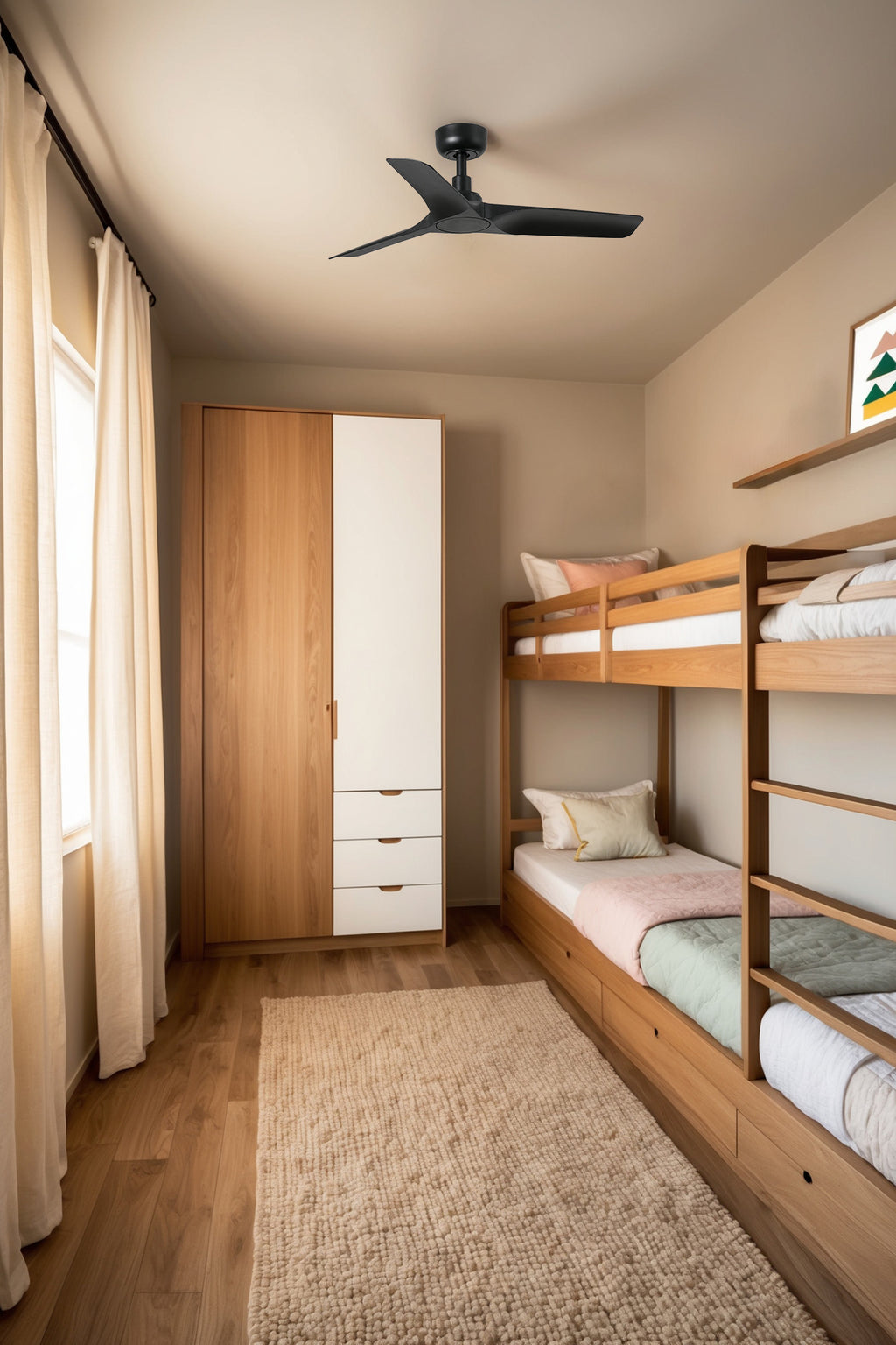 Ventilador de techo HEY S negro mate FARO 33825WT con control smart Tuya, motor DC de 6 velocidades y ventilación eficiente en techo inclinado de hogar moderno