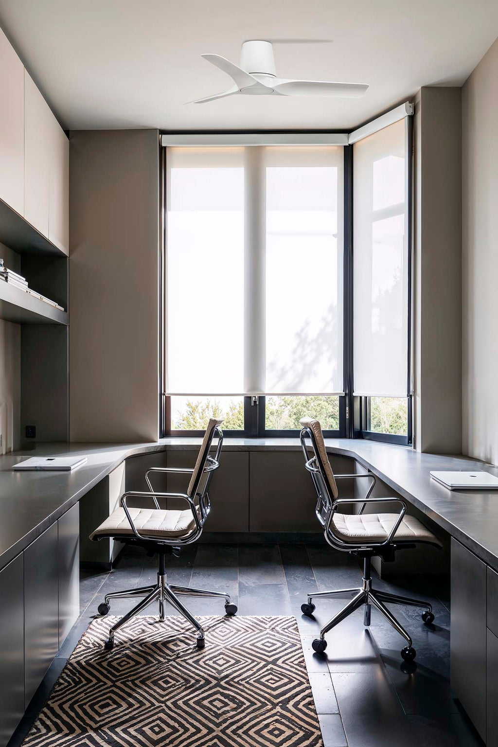 Ventilador de techo HEY TUB S en blanco y madera clara de FARO modelo 33826, con motor DC silencioso, mando a distancia y diseño moderno de aluminio y ABS para ventilación interior sin luz, en ambiente acogedor de sala de estar.