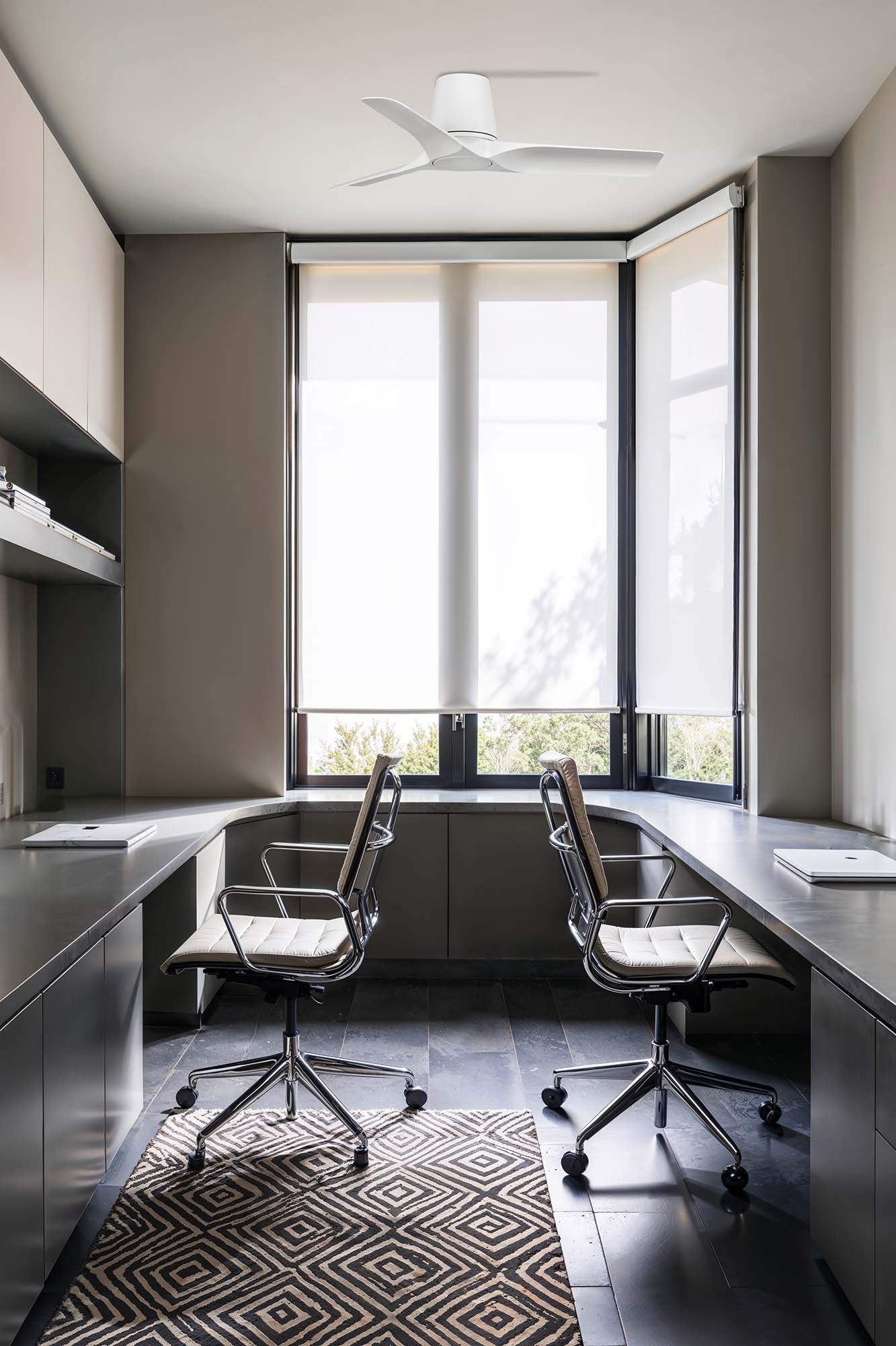 Ventilador de techo HEY TUB S en blanco y madera clara de FARO modelo 33826, con motor DC silencioso, mando a distancia y diseño moderno de aluminio y ABS para ventilación interior sin luz, en ambiente acogedor de sala de estar.